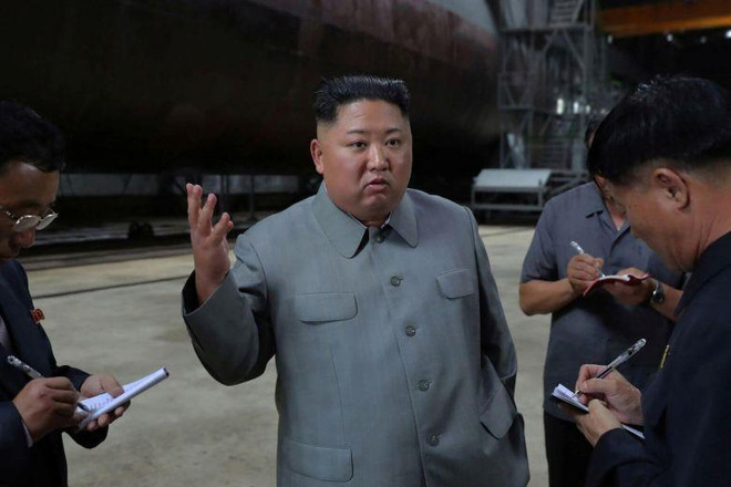 Ông Kim Jong-un đã kiểm tra một tàu ngầm mới được chế tạo ảnh 1