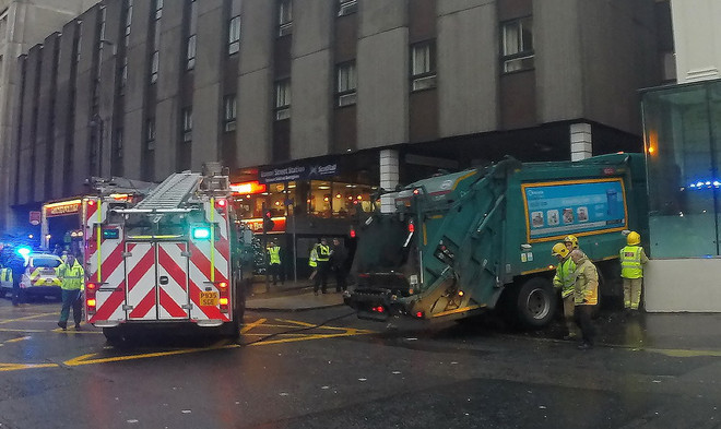 Anh: Xe chở rác đâm vào khách sạn khiến 14 người thương vong ảnh 1