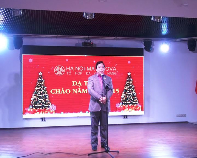 Đại sứ đặc mệnh toàn quyền Việt Nam tại Liên bang Nga Nguyễn Thanh Sơn phát biểu tại buổi tiệc. (Ảnh: Duy Trinh/Vietnam+) Dạ tiệc chào năm mới tại ngôi nhà chung của người Việt ở Nga ảnh 1