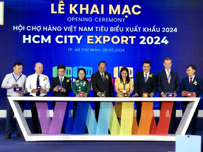 Đại diện Ủy ban Nhân dân Thành phố Hồ Chí Minh và Ban tổ chức thực hiện nghi thức khai mạc Hội chợ. (Ảnh: Mỹ Phương/TTXVN) hoi cho hang viet nam tieu bieu xuat khau_1.jpg