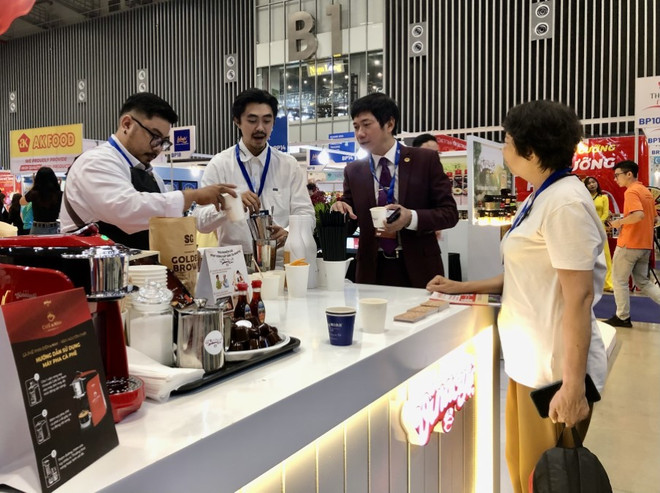 Khách tham quan trải nghiệm sản phẩm tại Hội chợ. (Ảnh: Mỹ Phương/TTXVN) hoi cho hang viet nam tieu bieu xuat khau_2.jpg