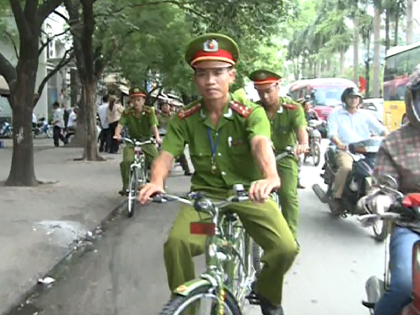 [Video] Hình ảnh công an đi xe đạp tuần tra qua lăng kính người dân ảnh 1