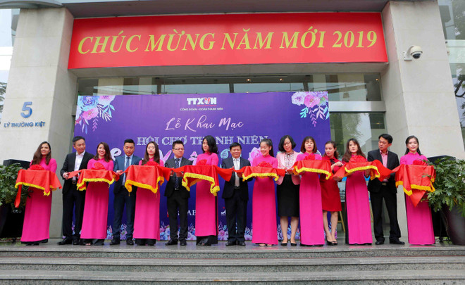 Độc đáo “phiên chợ” gây Quỹ nghĩa tình đoàn viên thanh niên TTXVN ảnh 1