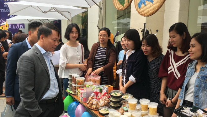 Độc đáo “phiên chợ” gây Quỹ nghĩa tình đoàn viên thanh niên TTXVN ảnh 2