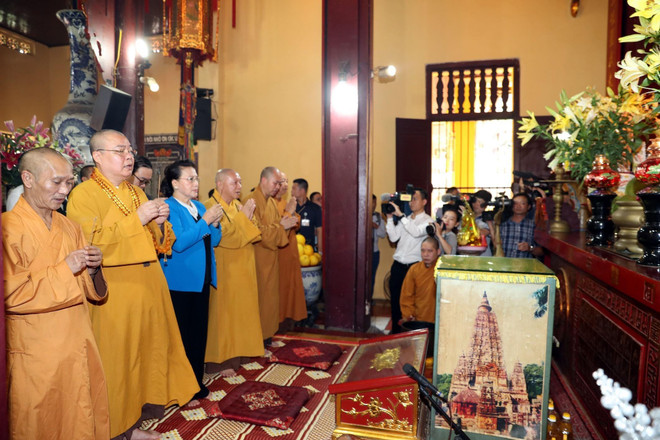 Chủ tịch Quốc hội chúc mừng Giáo hội Phật giáo nhân lễ Phật đản ảnh 2