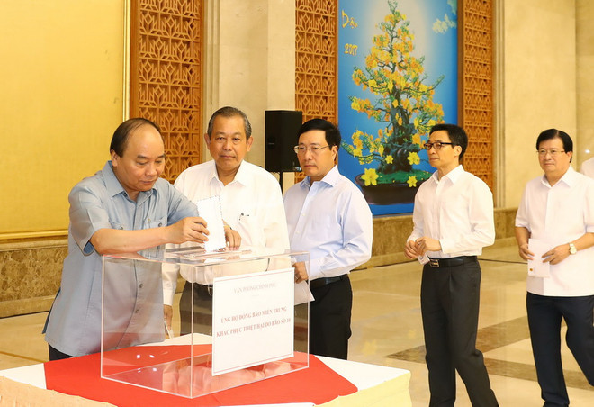 Thủ tướng quyên góp hỗ trợ đồng bào bị thiệt hại do bão số 10 ảnh 1