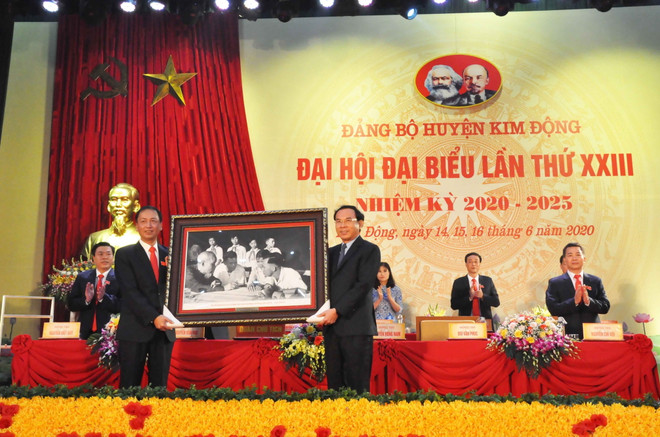 Bí thư Trung ương Đảng, Chánh Văn phòng Trung ương Đảng, Nguyễn Văn Nên tặng ảnh cho huyện ủy Kim Động. (Ảnh: Đinh Tuấn/TTXVN) Tỉnh ủy Hưng Yên tổ chức đại hội điểm cấp huyện tại Kim Động ảnh 1
