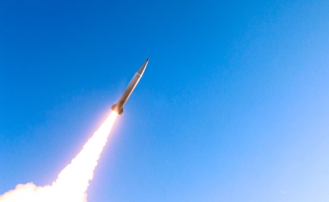 Lục quân Mỹ thử nghiệm tên lửa chính xác tầm xa vượt ngưỡng tối đa ảnh 1