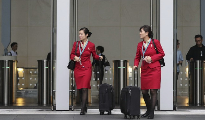 Cathay Pacific ngừng quy định nữ tiếp viên chỉ mặc váy khi làm việc ảnh 1