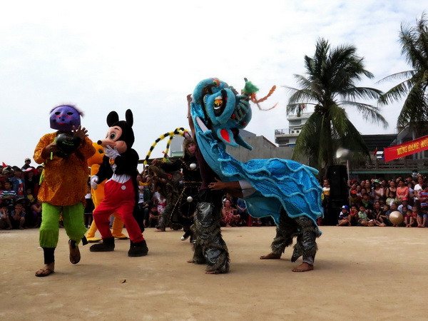 Ngư dân Quảng Ngãi háo hức tham gia lễ ra quân nghề cá đầu năm ảnh 1