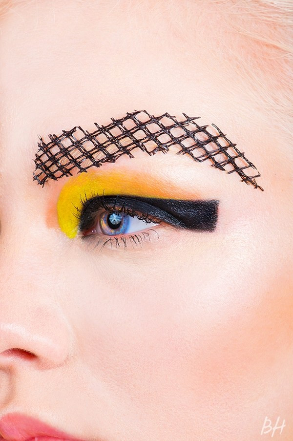 Những hàng chân mày kiệt tác ám ảnh người xem của Romero Jennings ảnh 1