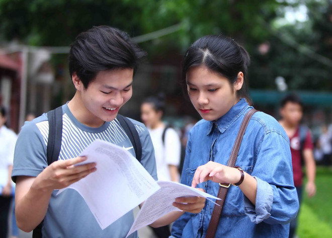 Thí sinh trao đổi bài sau khi kết thúc môn thi cuối của kỳ thi tại cụm thi Trường Đại học Thủy Lợi trong kỳ thi THPT quốc gia 2016. (Ảnh: Quý Trung/TTXVN) Từ ngày 1/4 bắt đầu làm thủ tục đăng ký dự thi THPT quốc gia ảnh 1