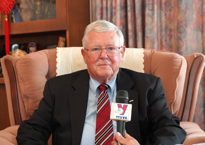 Giáo sư Carl Thayer trong một cuộc phỏng vấn của phóng viên Thông tấn xã Việt Nam tại Australia. (Ảnh: Lê Đạt/TTXVN) carl thayer.jpg