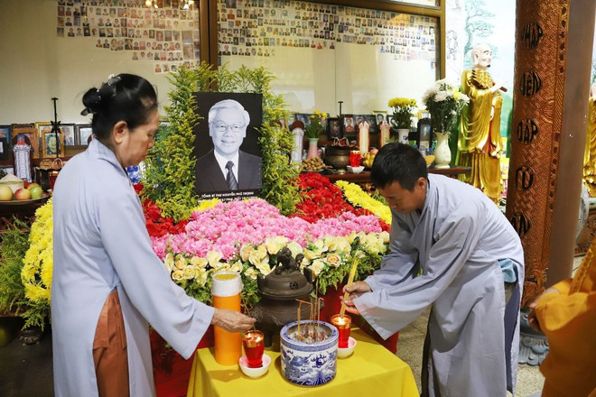 Cộng đồng người Việt tại Lào thắp hương tưởng nhớ Tổng Bí thư Nguyễn Phú Trọng. (Ảnh: Đỗ Bá Thành/TTXVN) tong bi thu nguyen phu trong_kieu bao tai lao 2.jpg