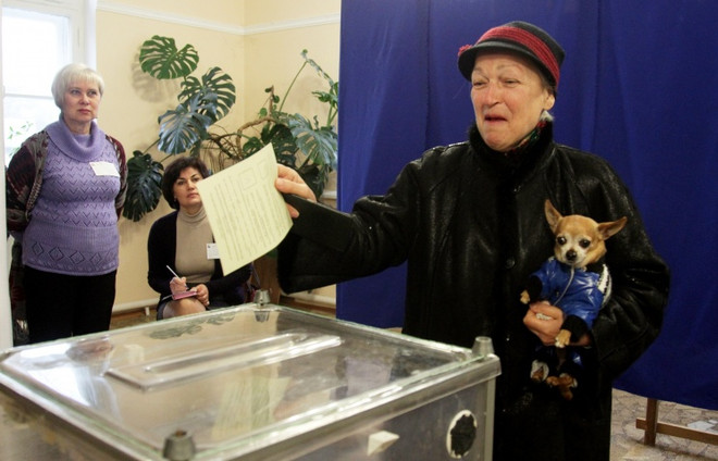 Tỷ lệ cử tri ở Crimea đi bỏ phiếu trưng cầu tăng từng giờ ảnh 1