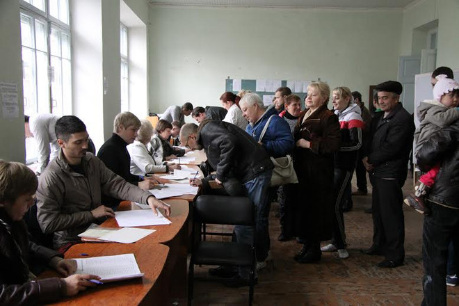 Crimea chứng kiến số cử tri bỏ phiếu lớn chưa từng thấy ảnh 6