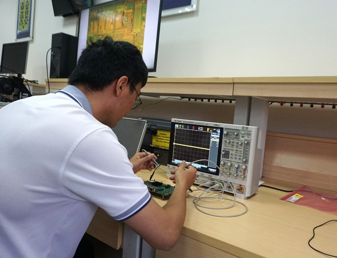 Việc các trường đại học mở chuyên ngành đào tạo lĩnh vực vi mạch, bán dẫn là hướng đi đúng ở thời điểm hiện tại. (Ảnh: Thu Hoài/TTXVN) dao tao_nganh ban dan 3.jpg