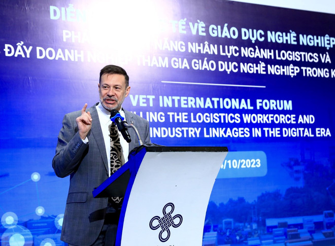 Đại sứ Australia tại Việt Nam Andrew Goledzinowski phát biểu tại một diễn đàn quốc tế tại Hà Nội hồi tháng 10 năm ngoái. (Ảnh: Hoàng Hiếu/TTXVN) dai su australia tai vn.jpeg