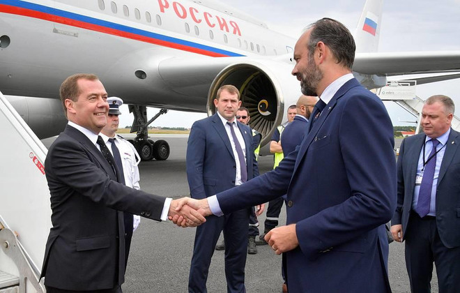 Thủ tướng Pháp Edouard Philippe đón Thủ tướng Nga Dmitry Medvedev ngày 24/6 tại thành phố Le Havre, vùng Normandie, miền Tây Bắc nước Pháp. (Nguồn: TASS) Thủ tướng Nga Dmitry Medvedev bắt đầu chuyến thăm Pháp ảnh 1