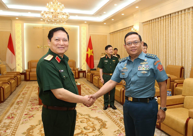 Đại tướng Ngô Xuân Lịch tiếp Phó Đô đốc Agus Setiadji. (Ảnh: Dương Giang/TTXVN) Đối thoại Chính sách Quốc phòng Việt Nam-Indonesia lần thứ nhất ảnh 1