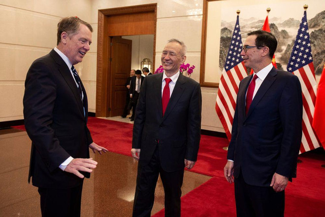 Phó Thủ tướng Trung Quốc Lưu Hạc (ở giữa) vớii Đại diện Thương mại Mỹ Robert Lighthizer (ngoài cùng bên trái) và Bộ trưởng Tài chính Mỹ Steven Mnuchin. (Nguồn: AFP) Phó Thủ tướng Trung Quốc điện đàm với các quan chức Mỹ ảnh 1