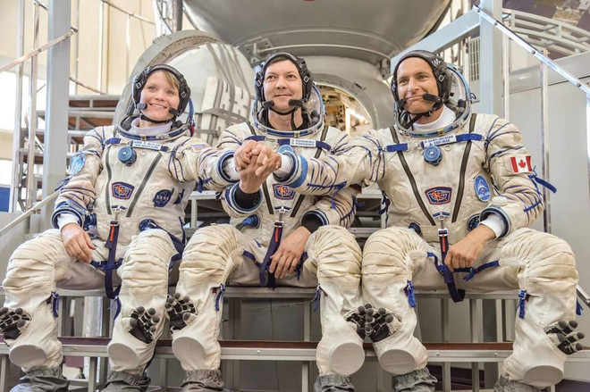 3 phi hành gia Oleg Kononenko người Nga (ở giữa), Anne McClain (trái) thuộc NASA và David Saint-Jacques thuộc Cơ quan Hàng không vũ trụ Canada. (Nguồn: NASA) Phi hành đoàn tàu vũ trụ của Nga trở về Trái Đất an toàn ảnh 1