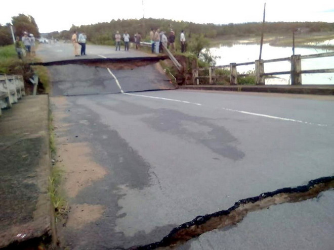 Sập cầu trên đường huyết mạch, một huyện ở Bình Thuận bị chia cắt ảnh 1