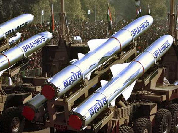 Ấn Độ điều tên lửa BrahMos bảo vệ khu vực giáp Trung Quốc ảnh 1