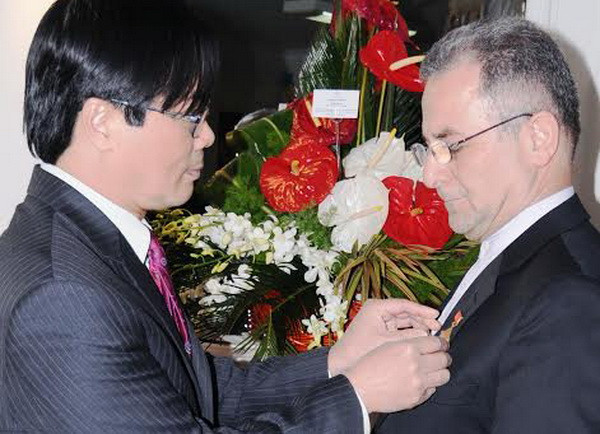 Trao kỷ niệm chương hữu nghị cho cựu Đại sứ Iran tại Việt Nam ảnh 1