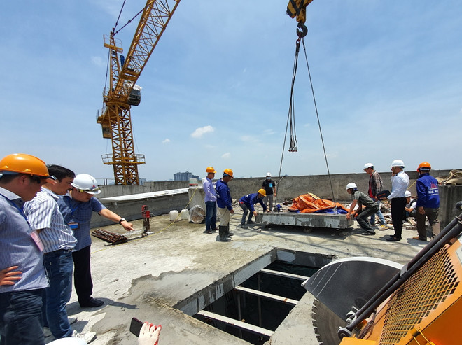 Đơn vị tháo dỡ đã cắt xong một ô sàn tầng 18 tòa nhà 8B Lê Trực. (Ảnh: Mạnh Khánh/TTXVN) Hà Nội đã cắt sàn mái tầng 18 công trình số 8B Lê Trực ảnh 1