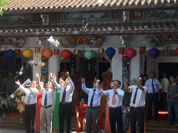 [Video] Hàng nghìn người dân dự lễ hội Điện Trường Bà 2015 ảnh 1