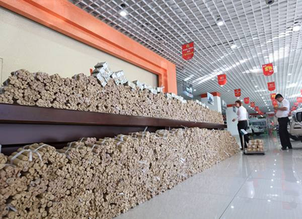 Trả hơn 100.000 USD tiền mua xe hơi bằng... 4 tấn tiền xu ảnh 1