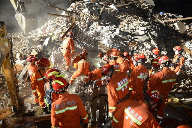 Bố lấy thân làm "lá chắn" bảo vệ con gái khi tòa nhà bất ngờ sập ảnh 8