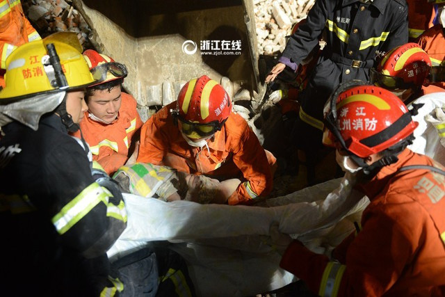 Bố lấy thân làm "lá chắn" bảo vệ con gái khi tòa nhà bất ngờ sập ảnh 6