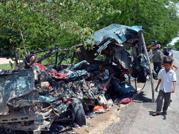 Lật xe tải chở công nhân gần biên giới Campuchia và Việt Nam ảnh 1