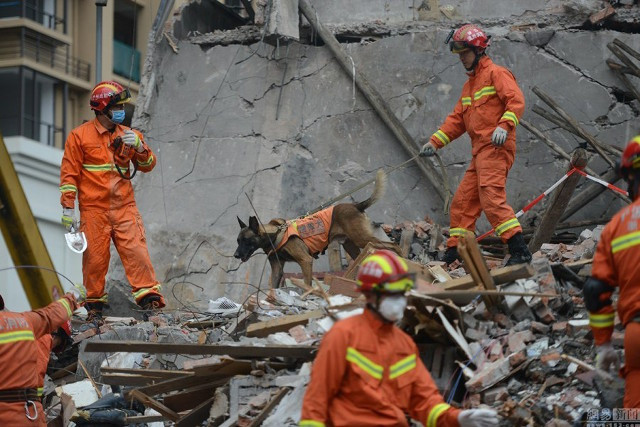 Bố lấy thân làm "lá chắn" bảo vệ con gái khi tòa nhà bất ngờ sập ảnh 4