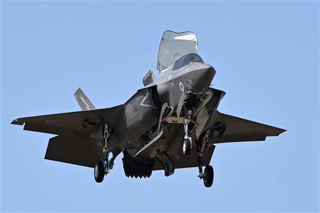 Máy bay chiến đấu F-35. (Ảnh: AFP/TTXVN) Bộ Quốc phòng Đức lo ngại khó khăn trong thương vụ mua 35 chiếc F-35 ảnh 1