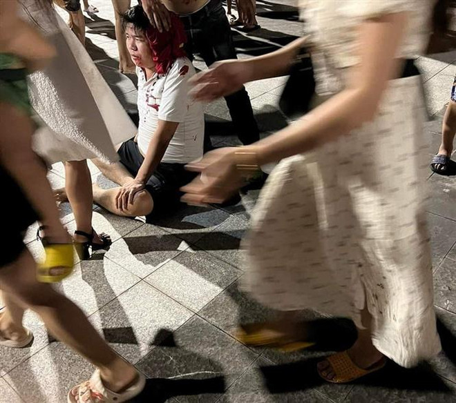 Sập sân khấu chương trình nhạc nước ở Bình Dương, 6 người bị thương ảnh 1