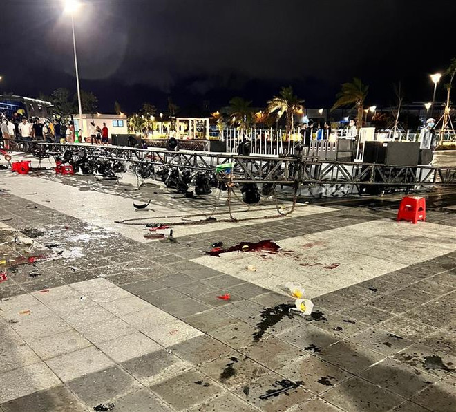 Sập sân khấu chương trình nhạc nước ở Bình Dương, 6 người bị thương ảnh 2