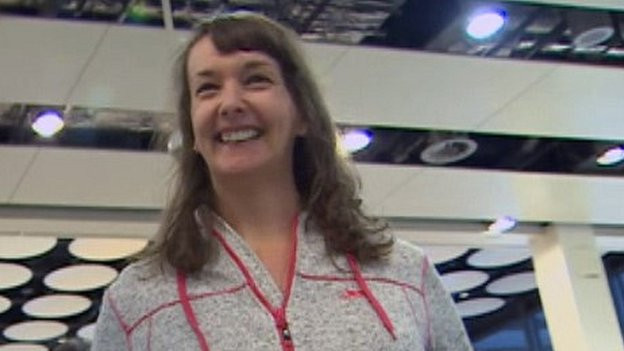 Anh: Nữ bệnh nhân nhiễm virus Ebola đang trong cơn nguy kịch ảnh 1