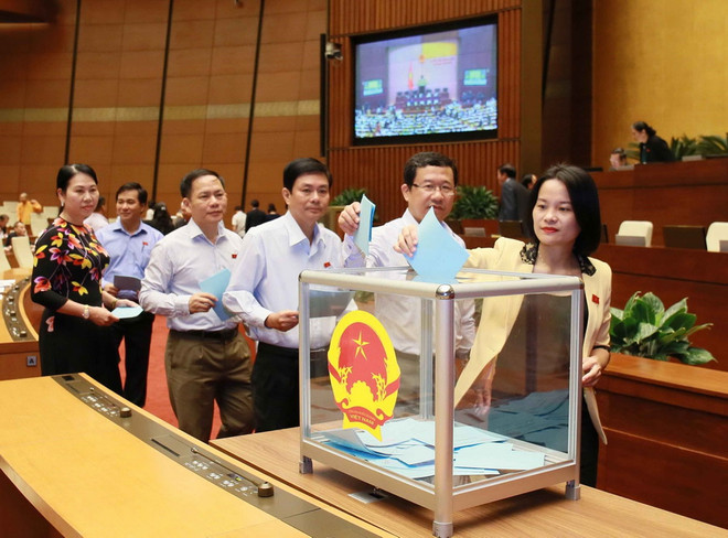 Ngày 25/10, Quốc hội tiến hành lấy phiếu tín nhiệm với 48 chức danh ảnh 1