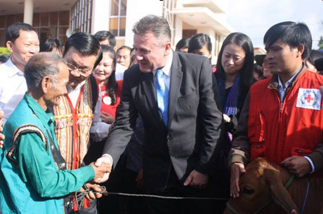 Prudential Việt Nam tặng 150 con bò cho các hộ gia đình khó khăn ảnh 2