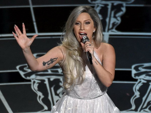 Ngôi sao Lady Gaga được trao giải thưởng Thần tượng đương đại ảnh 1