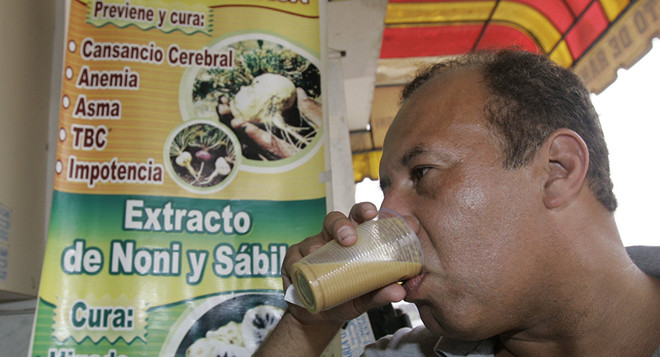 Người dân Peru đổ xô uống "nước ếch" để chữa bệnh... bất lực ảnh 1