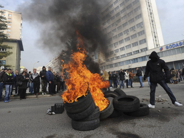 Bạo động xảy ra tại Bosnia, hơn 20 người bị thương ảnh 1