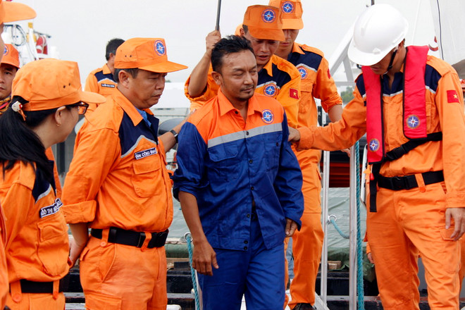 Bàn giao công dân Malaysia bị nạn trên biển Việt Nam ảnh 1