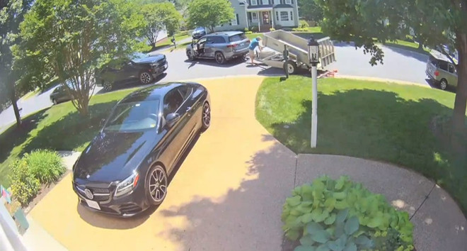 Ông bố Mỹ đổ hơn 80.000 đồng xu xuống bãi cỏ để trả phụ cấp nuôi con ảnh 1