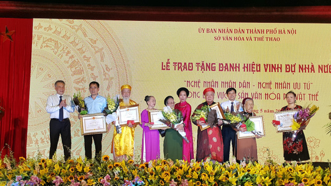 Lãnh đạo thành phố Hà Nội trao tặng danh hiệu vinh dự Nhà nước cho các nghệ nhân nhân dân. (Ảnh: Đinh Thuận/TTXVN) Hà Nội vinh danh nghệ nhân nhân dân, nghệ nhân ưu tú lần thứ hai 2019 ảnh 1