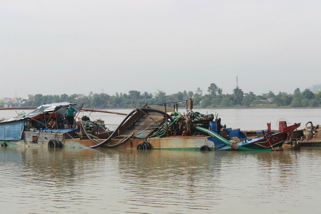 Bắt quả tang tàu sử dụng thiết bị giảm thanh để hút cát trái phép ảnh 1