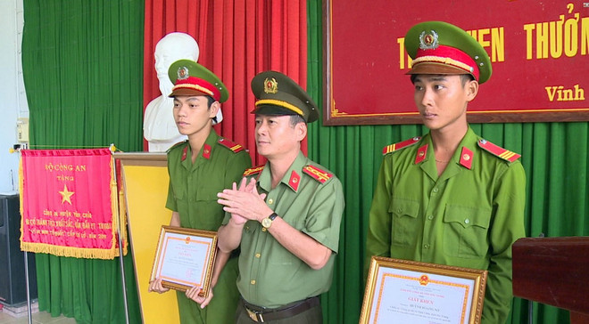 Khen thưởng 4 công an nhặt trả lại tài sản của dân bị đánh rơi ảnh 1